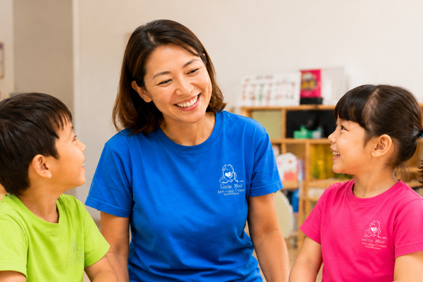 英語で気持ちを伝える子どもの写真